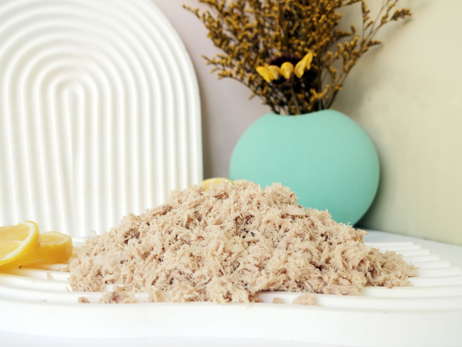 رقائق سمك التونة الوثابة المطبوخة مسبقًا (Katsuwonus pelamis).