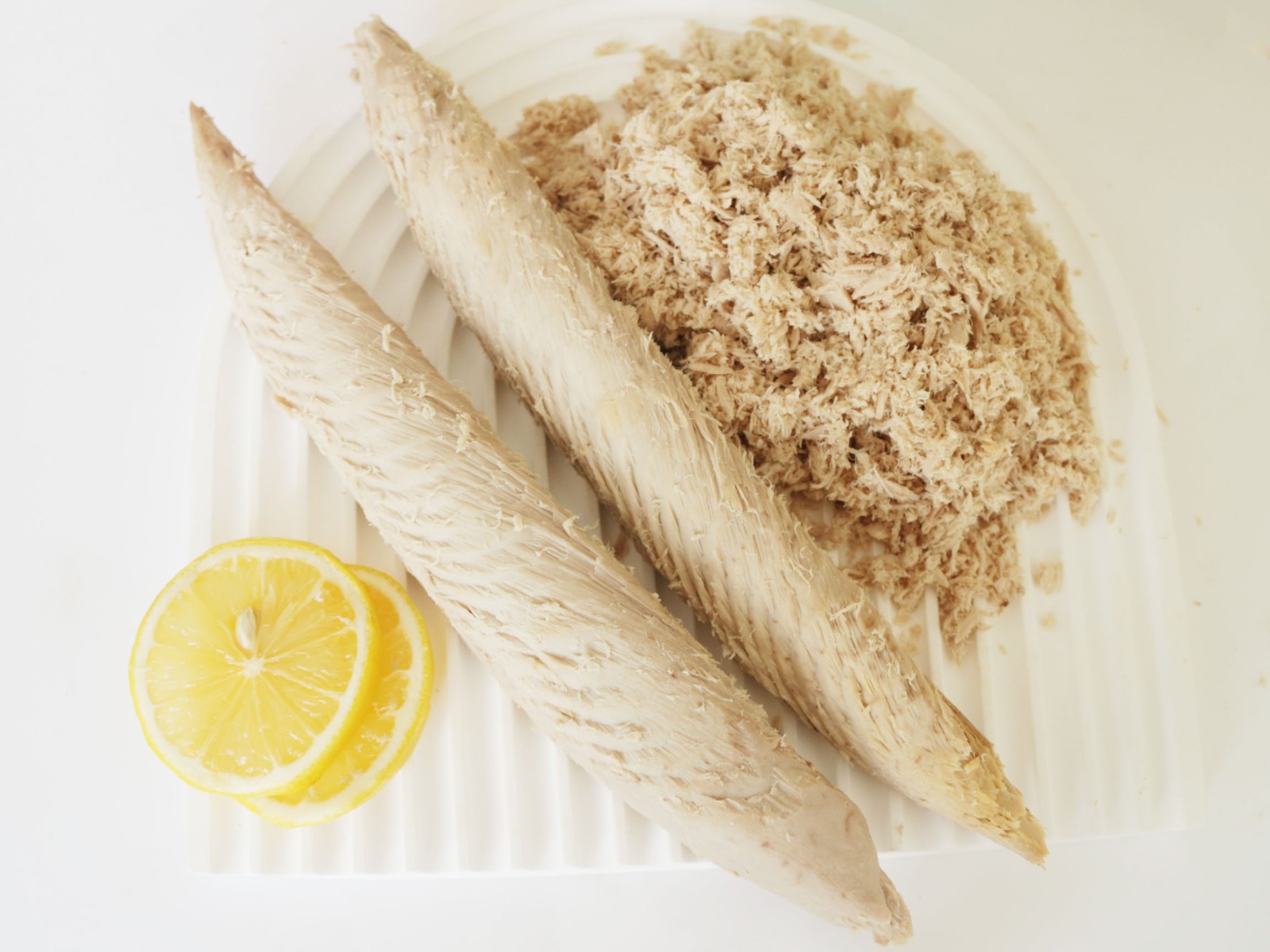 سمك التونة الوثابة المطبوخ مسبقًا (Katsuwonus pelamis).