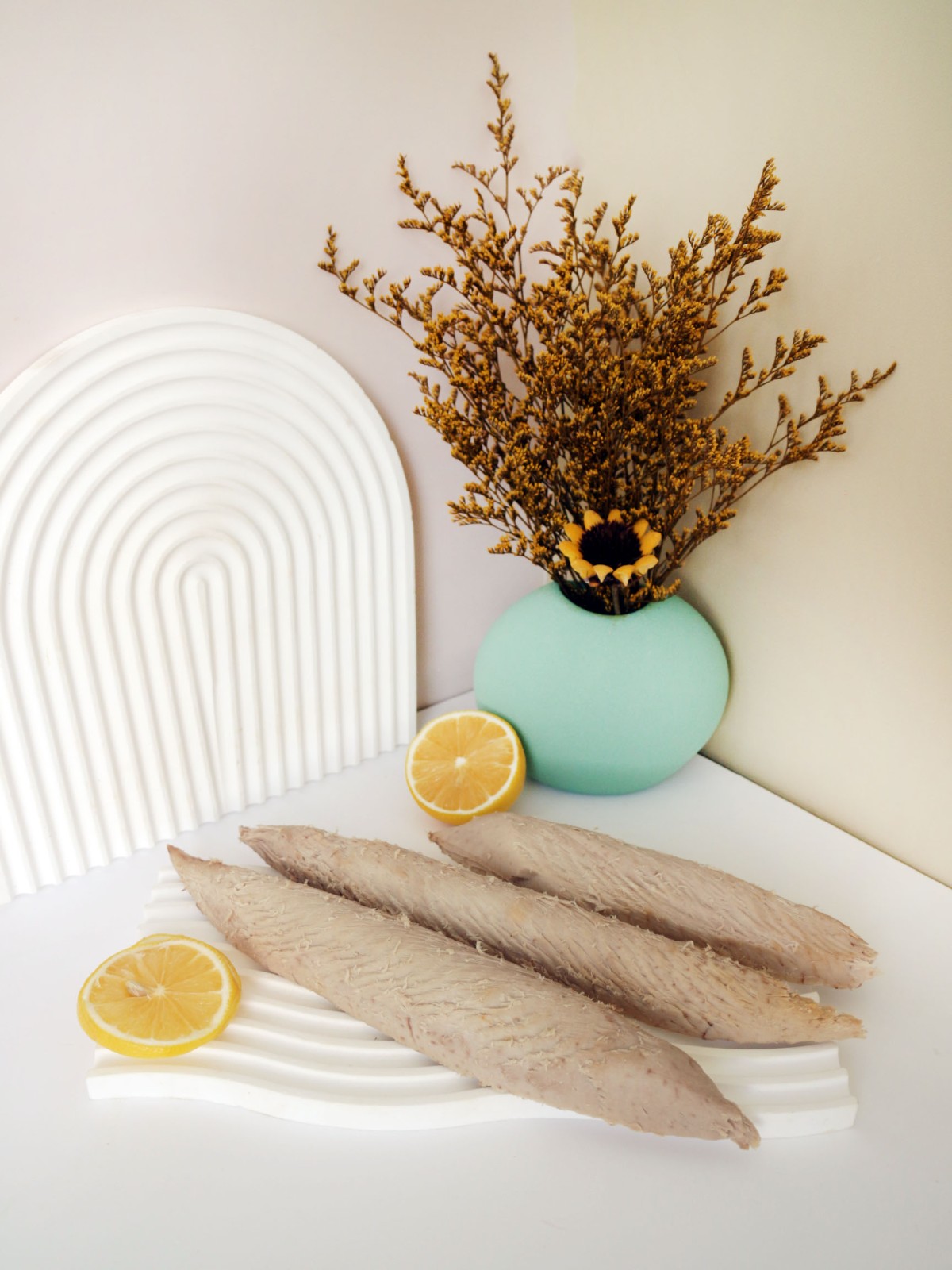 سمك التونة الوثابة المطبوخ مسبقًا (Katsuwonus pelamis).