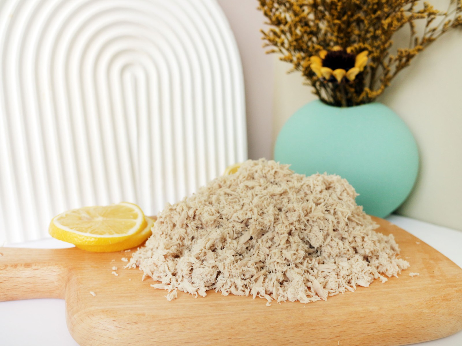 رقائق تونا تونجول المطبوخة مسبقًا/رقائق تونا طويلة الذيل (ثونوس تونجول).