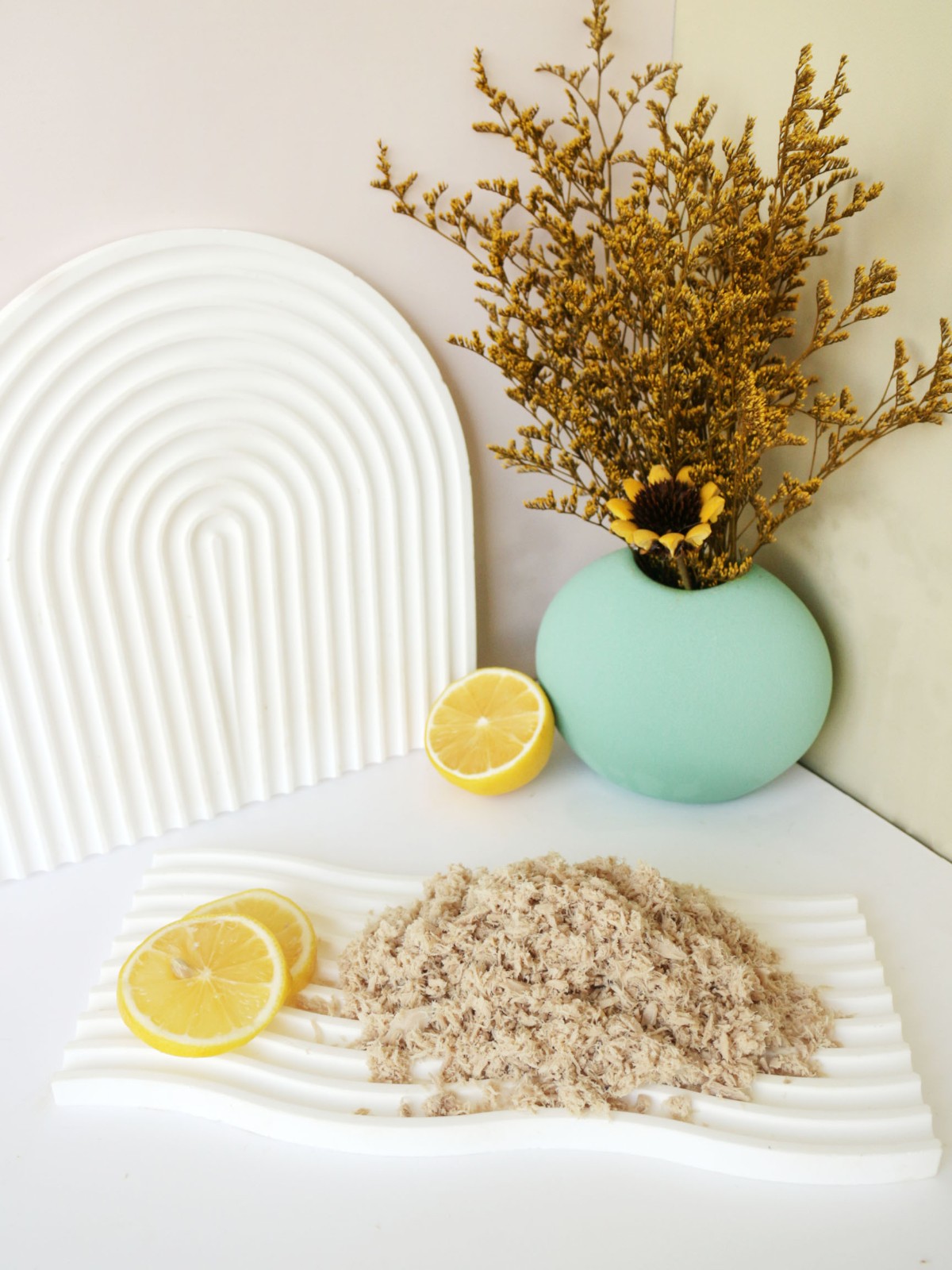 رقائق سمك التونة الوثابة المطبوخة مسبقًا (Katsuwonus pelamis).