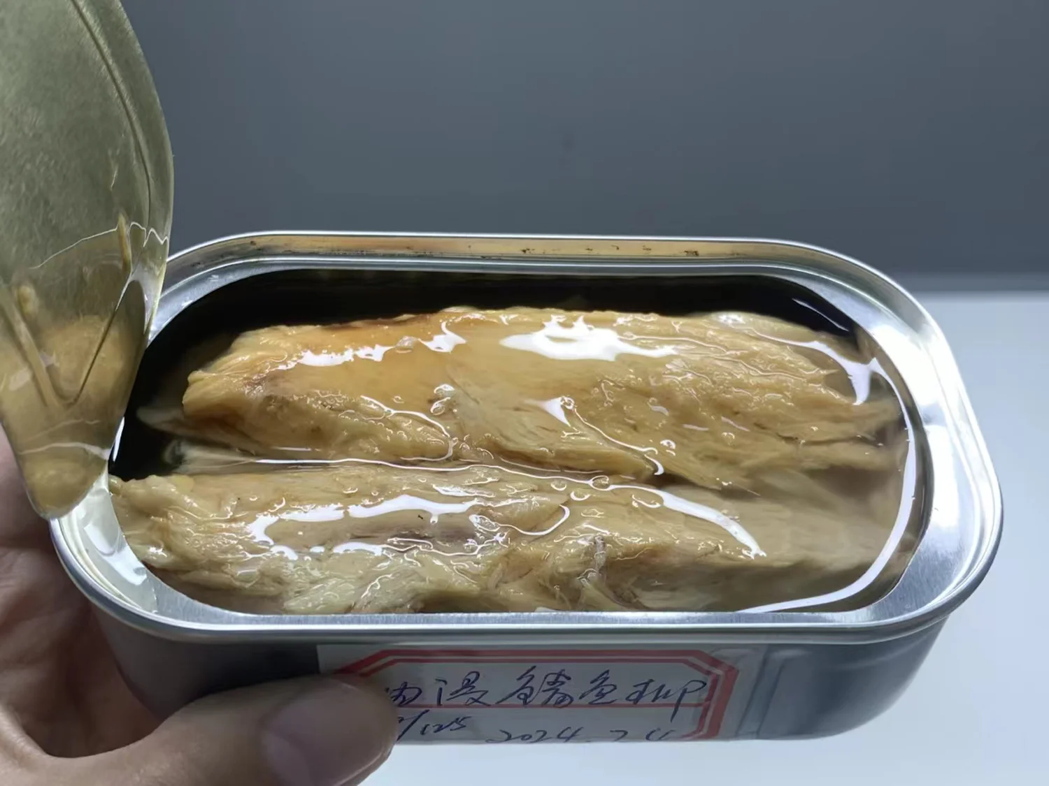 خاصرة الماكريل المعلب في الزيت